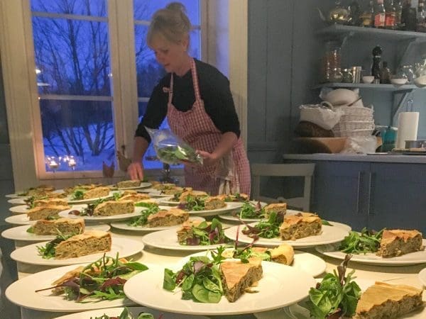 Caroline er gjestekokk på kjøkkenet i Brumunddal