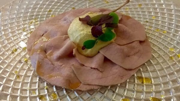 Den klassiske Vitello tonnato men med dråper av sitronkaramell