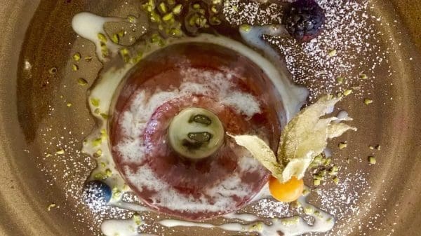 "Bonet" en typisk pudding fra Piemonte som er laget av sjokolade og mandelmakroner. Den blir stekt i ovnen sammen med karamell akkurat som din karamellpuddingen.