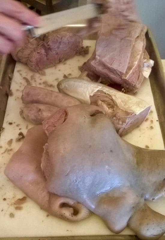 En klassisk rett fra Piemonte. "Bollito misto" som er kokt oksekjøtt. Men forskjellige deler av oksen. Her var det tungen, "snuten" og kjøttet rundt musklene. Er du en "kannibal" kommer du til å ha vannskeligheter for å styre din entusiasme.