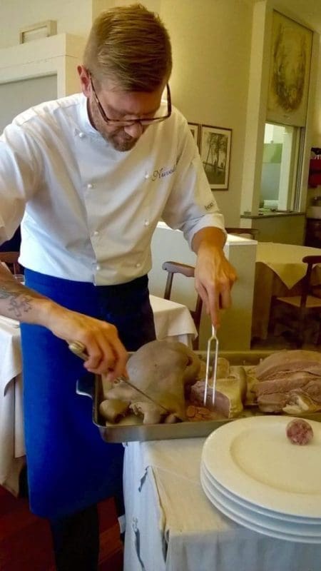 Det ble skåret opp og servert ved bordet vårt