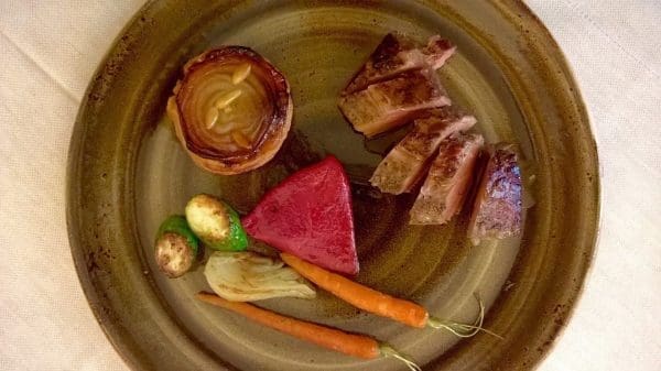 Svinefileet av den spanske grisen Pata Negro med en løkterte, grillet paprika, gulrøtter og  finochio