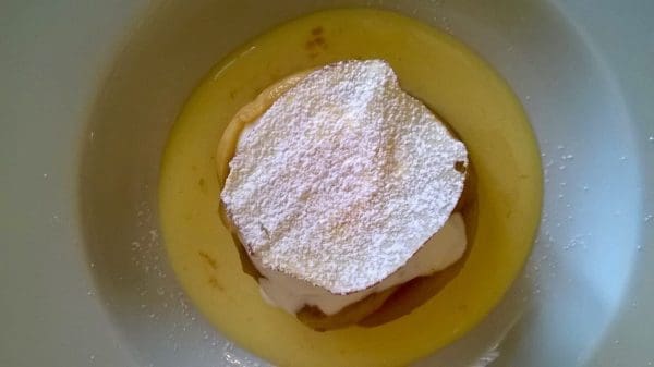 Oppnedepplekake på en kald zabaione" som er kokt eggedosis med en dasj hetvin.