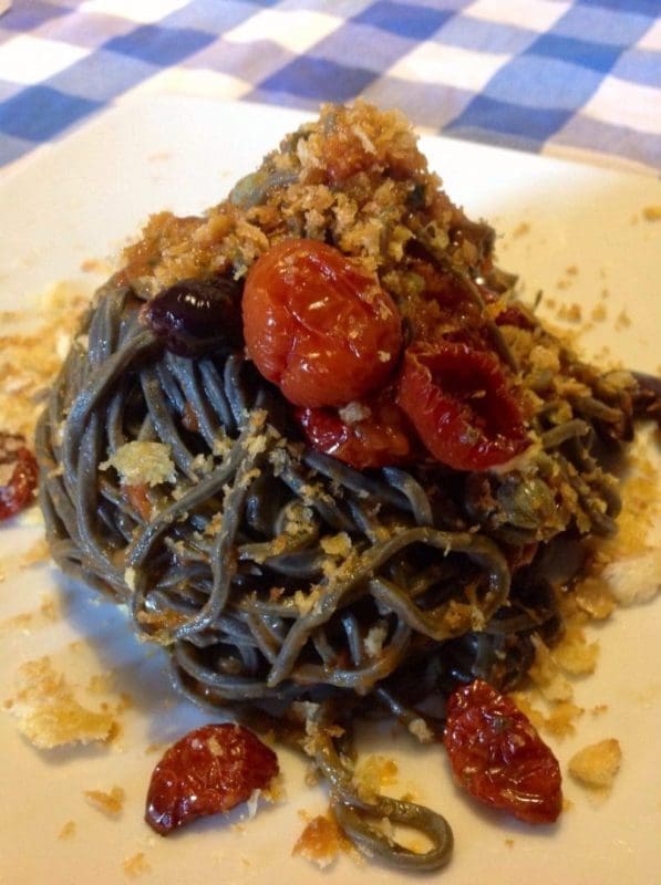 Tagliolini laget med blekket fra akkar, pomodori confit og "parmigiano dei poveri"