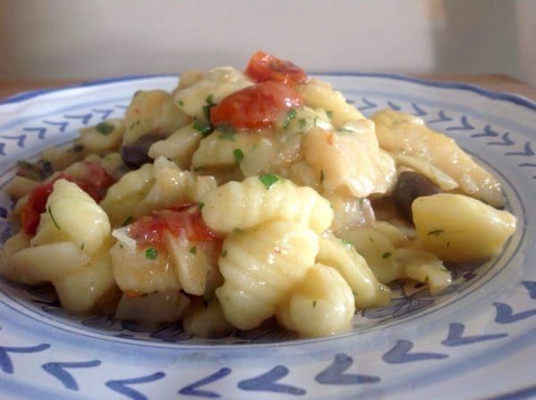 Gnocchi med klippfisk, vårløk, pomodori confit og bladpersille