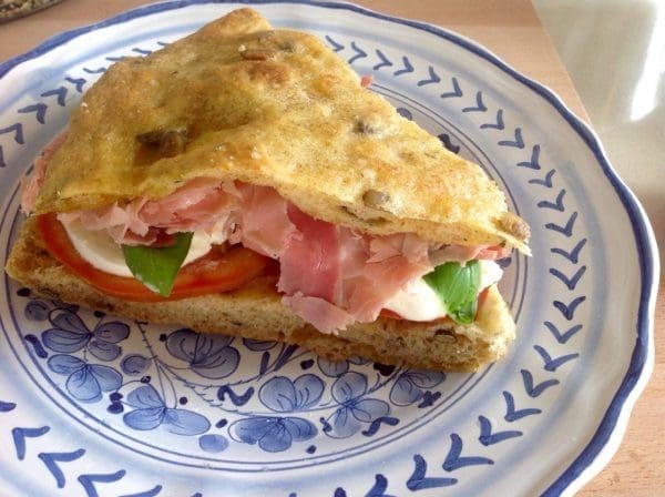 Her har jeg lagd en "grovbrød" utgave. Du bytter ut halve hvetemelet med det groveste melet som du liker best og solsikkekjerner, linfrø etc. Resultatet blir en mye mykere utgave, men kjempegod og kanskje litt sunnere!