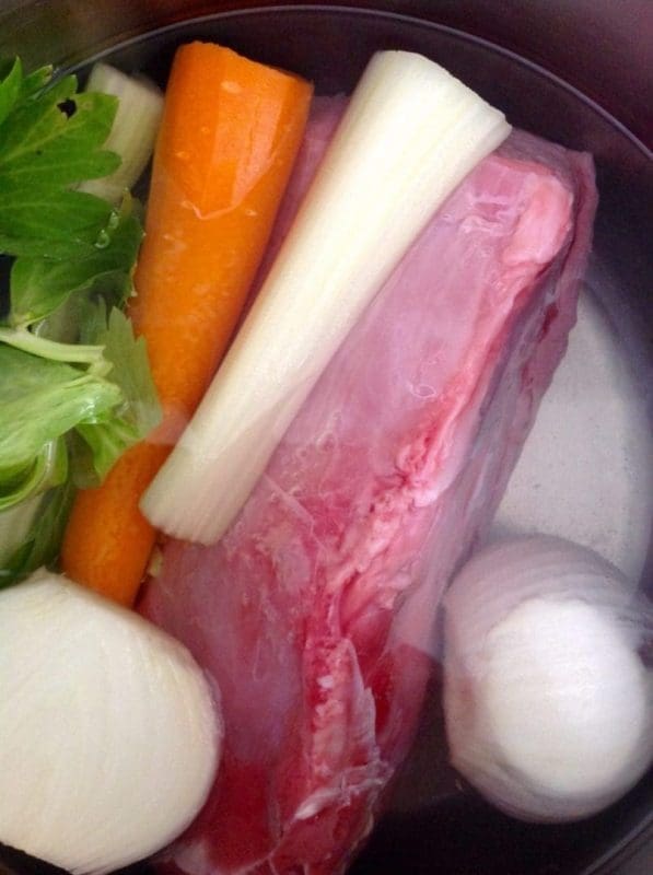 Vannet skal så vidt dekke kjøttstykket, vil du ha en sterkere kraft slenger du med andre kjøttbiter, f.eks. De som du bruker til fersk kjøtt.