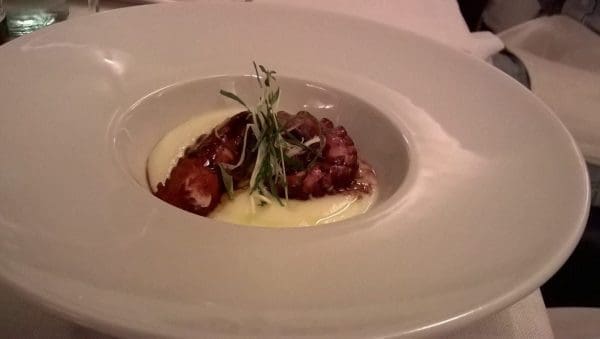 Grillet Blekksprut på en "potetsky"