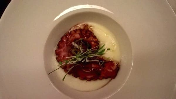 Polpo arrostito su una crema di patate