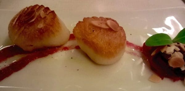 Kamskjell med karamellisert rødløk