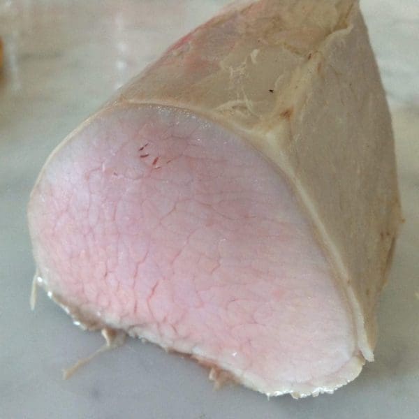 Den skal være litt rosa inni. Slakteren min sier at jeg MÅ legge steken i gryten når vannet koker, men jeg synes at min metode er mye bedre ( og det synes sønnen min også, og som du sikkert vet er ungene de beste kritikerne. Nesten ALT  man sier og gjør er galt! Thihihi)