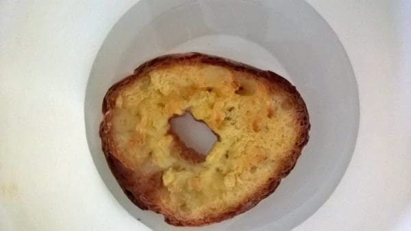 Legg den i en bolle med vann, salt og litt edikk, smak at "vannet" ikke er alt for sterkt!