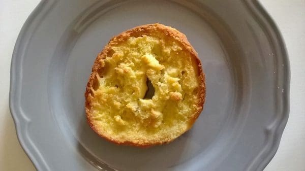 Legg den på en tallerken og hell en god jomfruolivenolje over "kavringer"