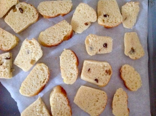 Skjær bollene i litt tykke skiver, legg dem på bakepiret som du har lagt på stekebrettet.