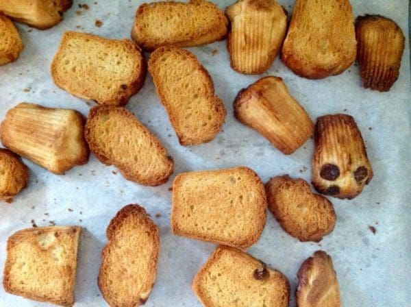 Sett stekebrettet på den midterste rillen i den varme stekeovnen. Når de er blitt gyldne snur du dem