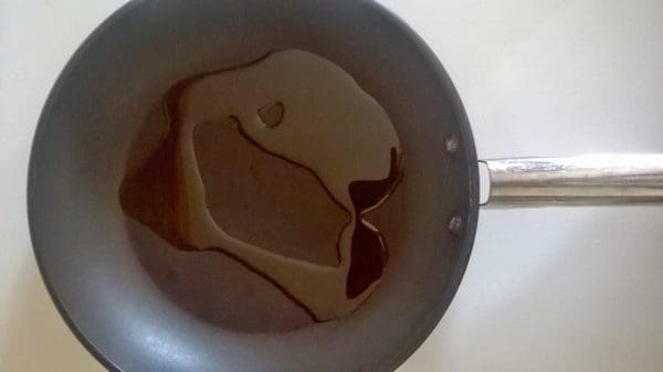 Hell et par ss olivenolje i en stekepanne på en varm plate.