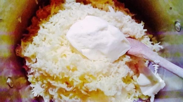 Legg en smørklump i de varme potetene, og gjem den godt mellom potetene