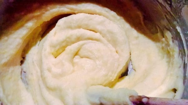 Sånn nå er den ferdig, siden det er et rått egg  i kan du ikke varme opp potetstappenlage igjen. Så hvis du lager stapper på forhånd, varmer du den opp igjen like før servering med en skvett melk. For til slutt å tilsette eggeplommen.