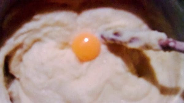 Når du har fått den konsistensen du ønsker rører du inn en rå eggeplomme når du har tatt gryten vekk fra varmen. Vær rask på labben....det var jeg, derfor er bildet litt uklart