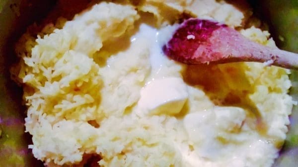 Rør inn melk som du har varmet og smøret over svak varme. Smak den til med salt.